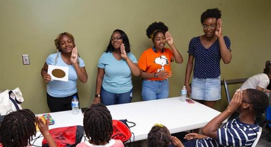 弗吉尼亚州立大学的学生在夏季喂养和阅读项目中教授美国手语.